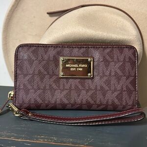 LIKE NEW Michael kors wristlet
